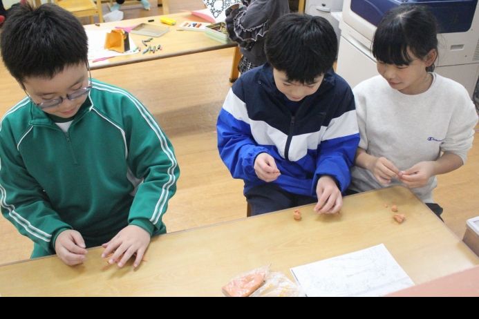 粘土を丸めて…