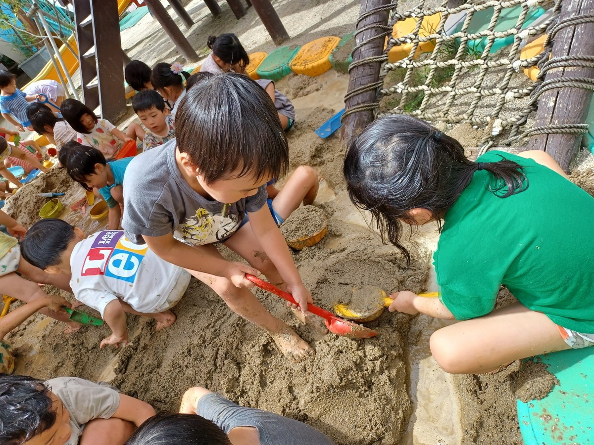 8月27日　くろーばー組さんのこの夏最後の泥んこ遊び