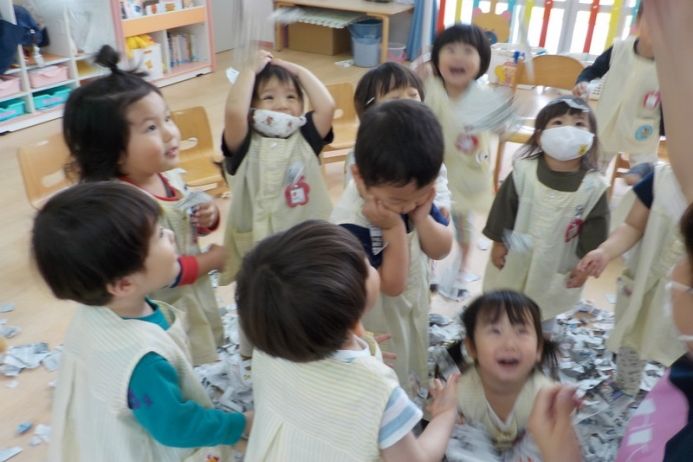 「新聞紙プールみたい！」